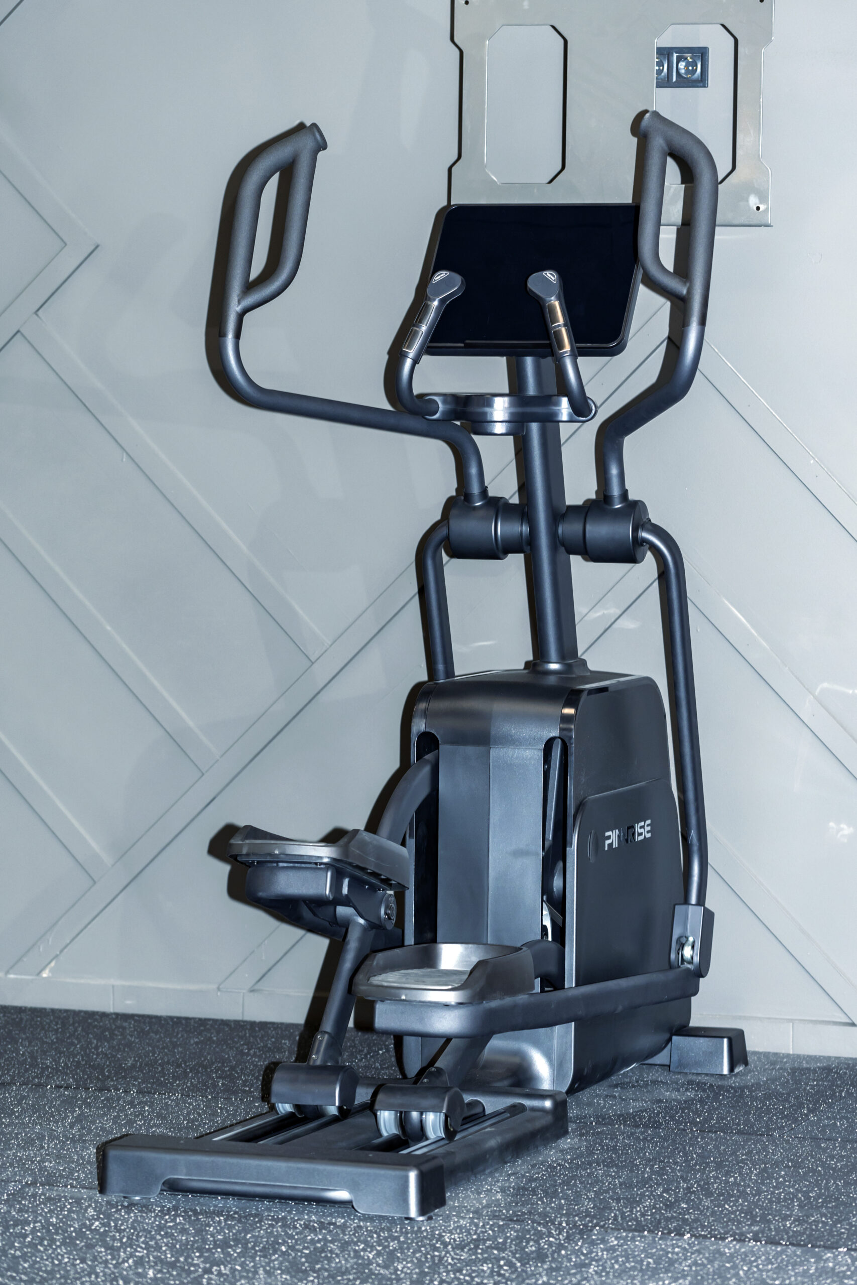 D7.0E Commercial Elliptical – view 2